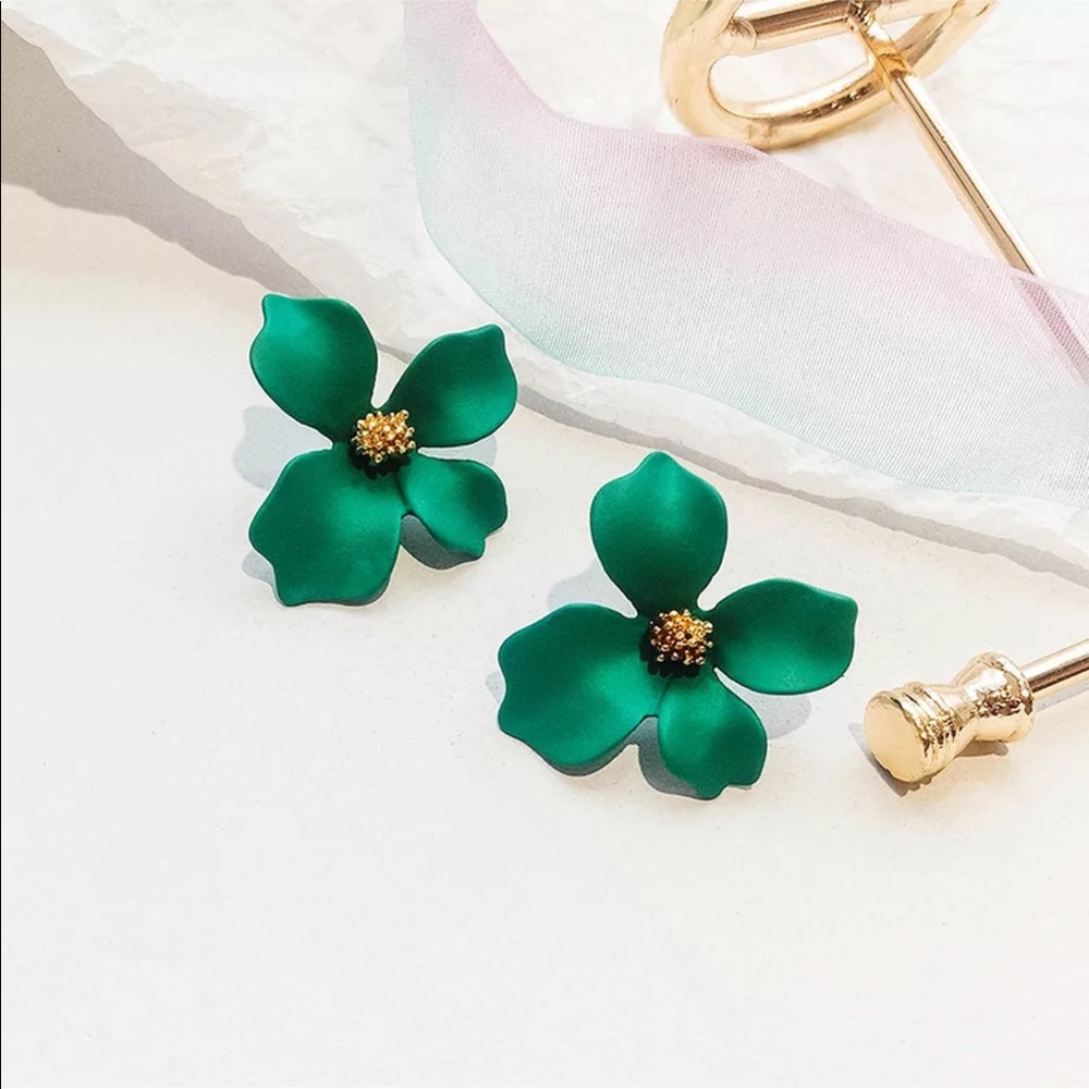 GREEN Flower Stud Earrings 🌸 - Picture 1 of 8